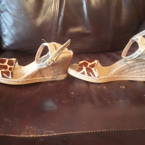 Leopard spotted Woman's shoes with ankle strap. - Picture 3 of 3